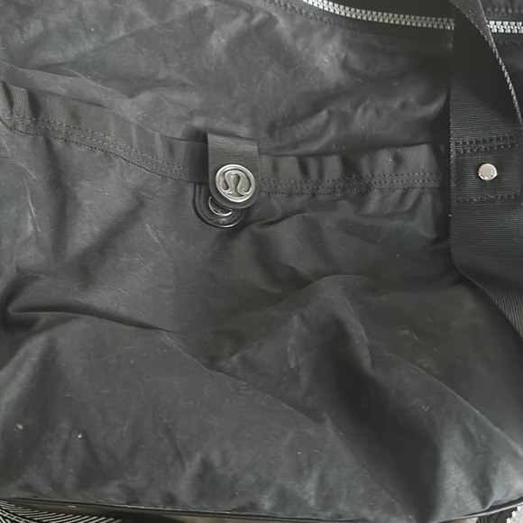 Lululemon Black Duffle Gym Bag - Crossbody Approx 30L - In Very Good Condition - Picture 2 of 10